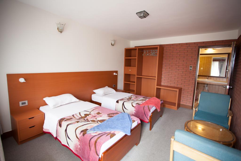 Maya Guest House Thimi Bagian luar foto